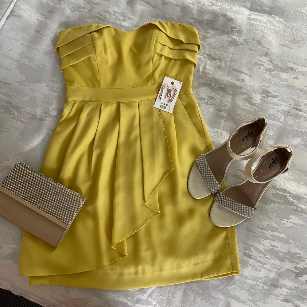 BCBG Generation / Size 4 / Strapless bright yellow dress